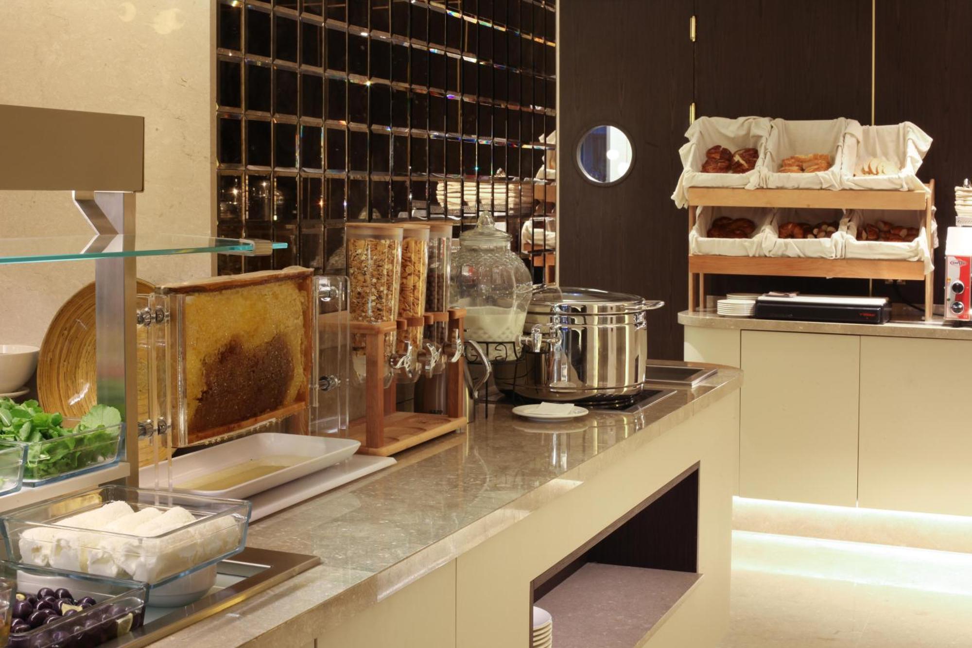 Bentley Hotel Bosphorus - Special Class Stambuł Zewnętrze zdjęcie A buffet at a hotel
