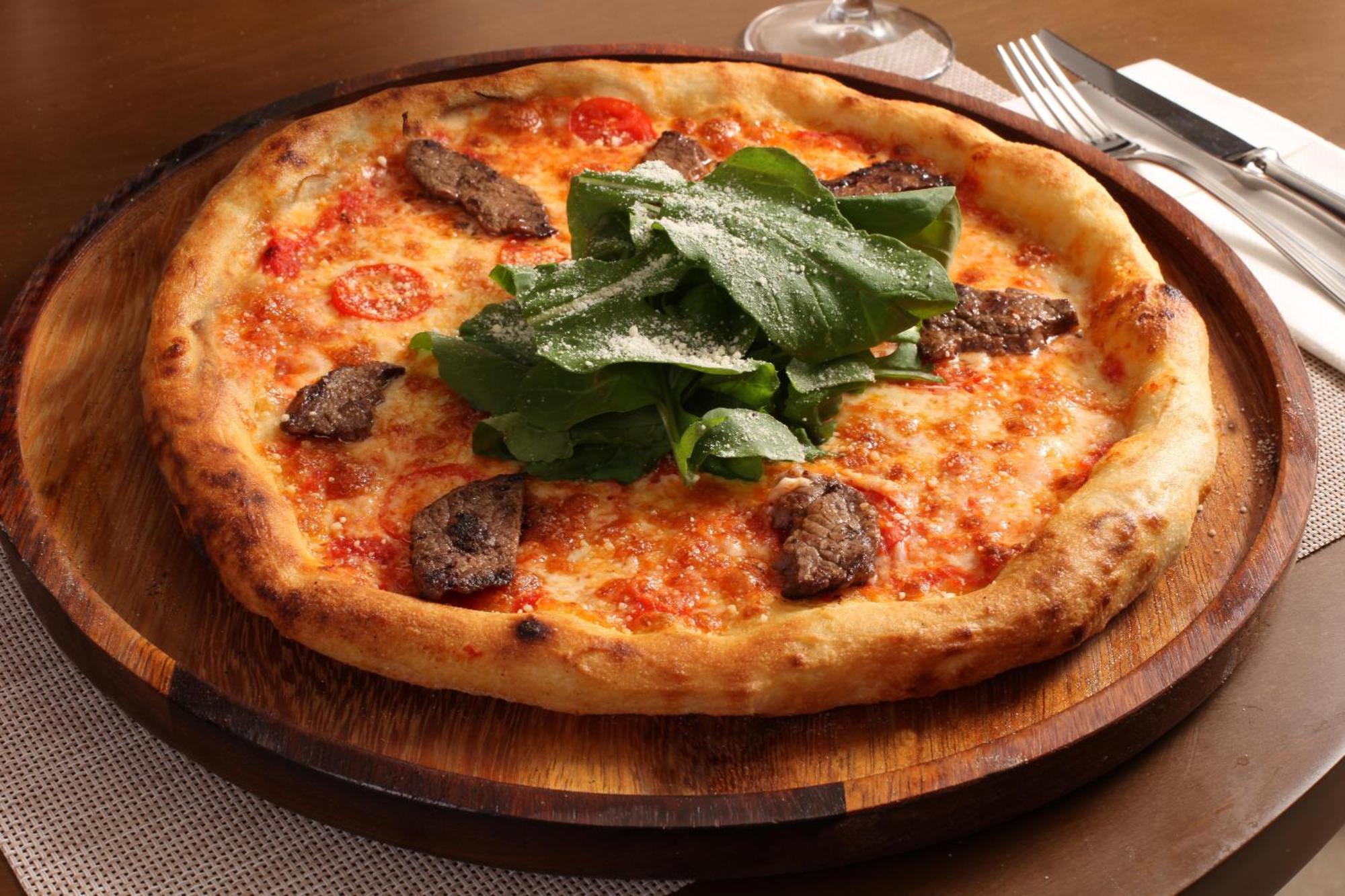 Bentley Hotel Bosphorus - Special Class Stambuł Zewnętrze zdjęcie A pizza with lamb sausage and rocket