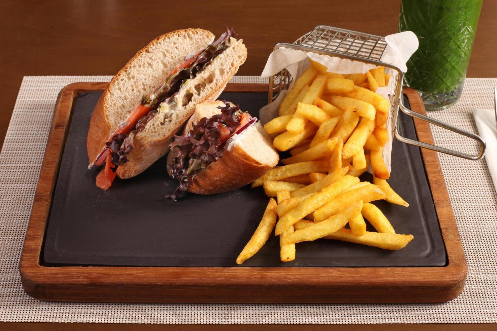 Bentley Hotel Bosphorus - Special Class Stambuł Zewnętrze zdjęcie A club sandwich with chips