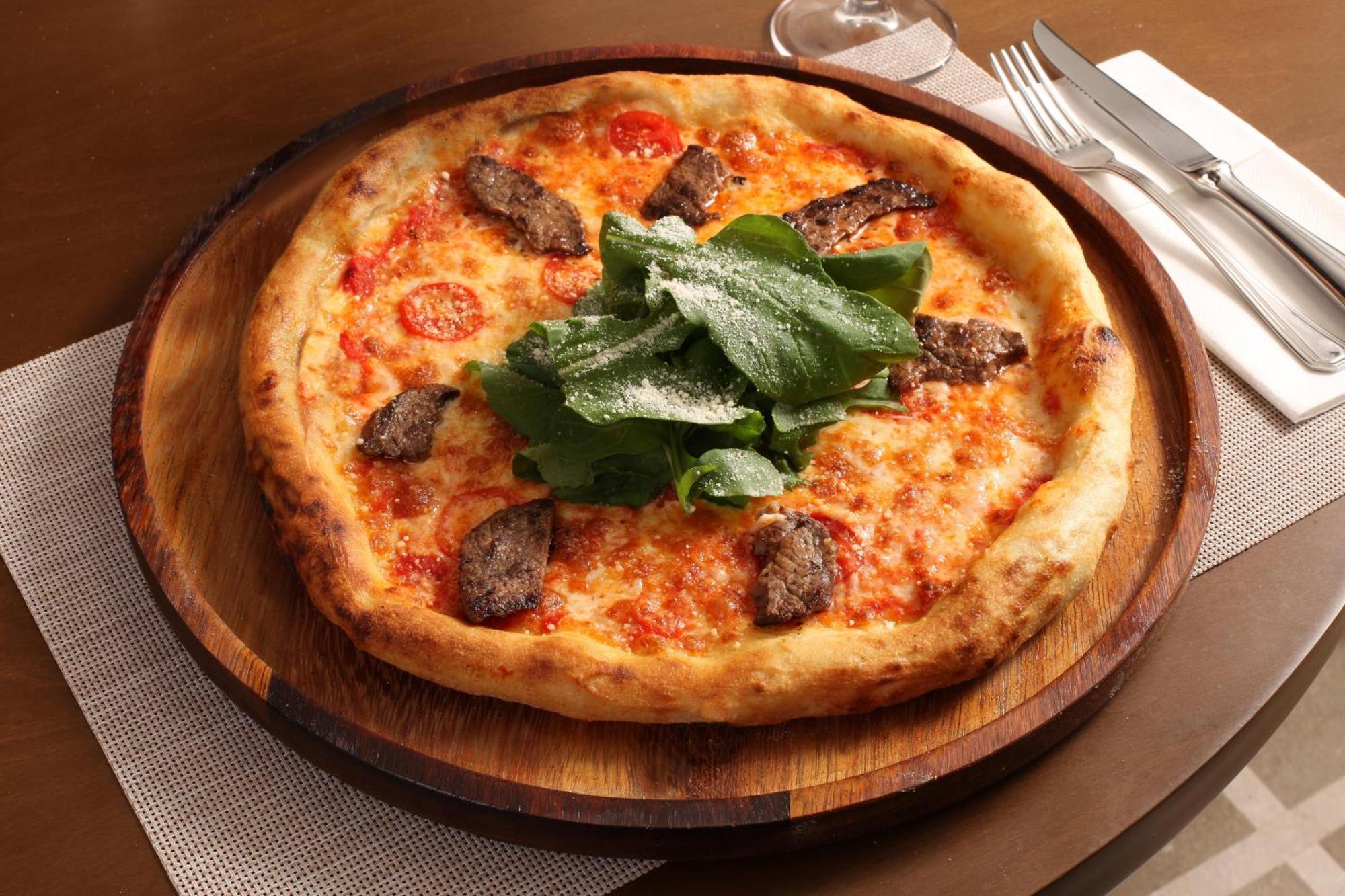 Bentley Hotel Bosphorus - Special Class Stambuł Zewnętrze zdjęcie A pizza with sausage and arugula