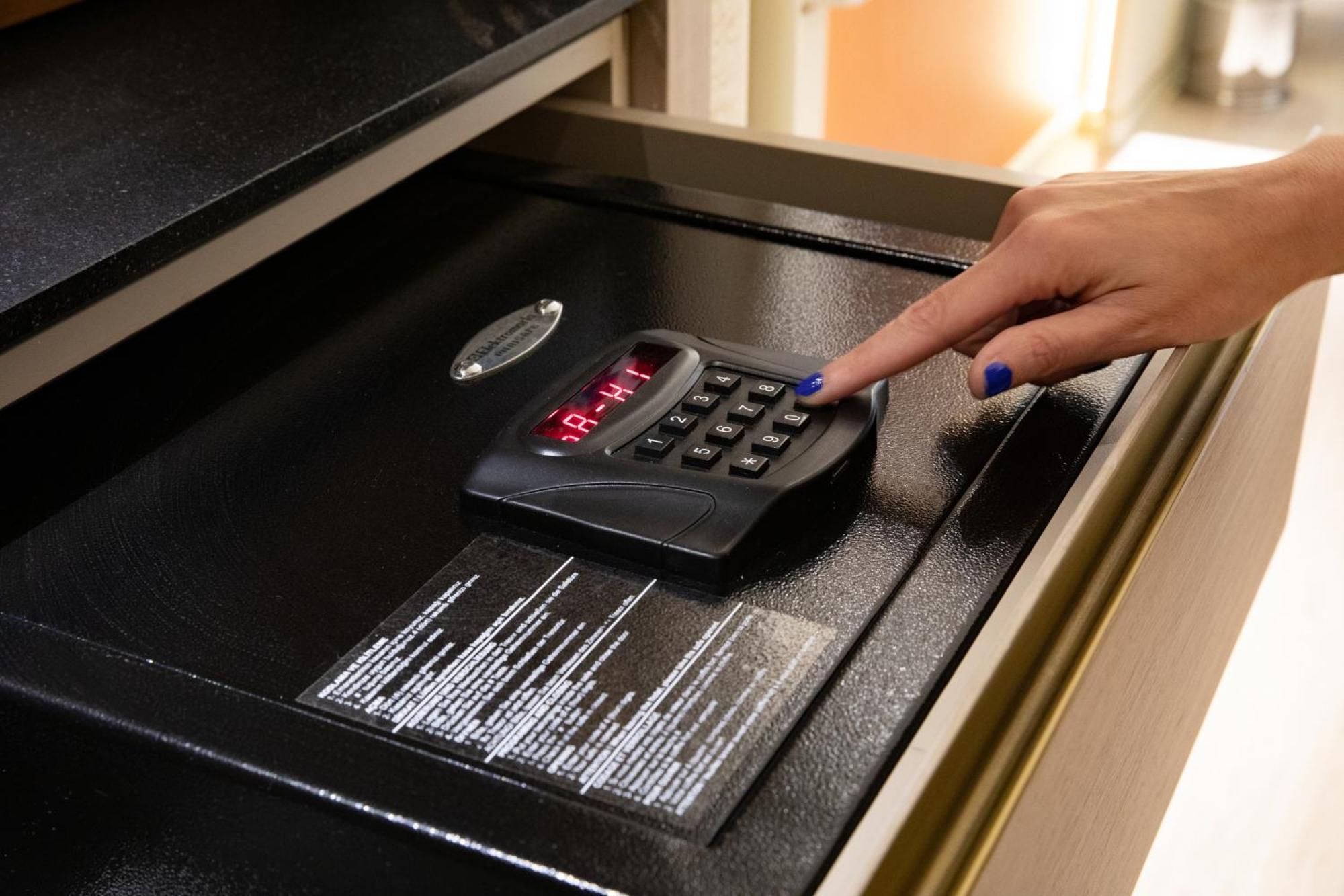 Bentley Hotel Bosphorus - Special Class Stambuł Zewnętrze zdjęcie A safe with a keypad